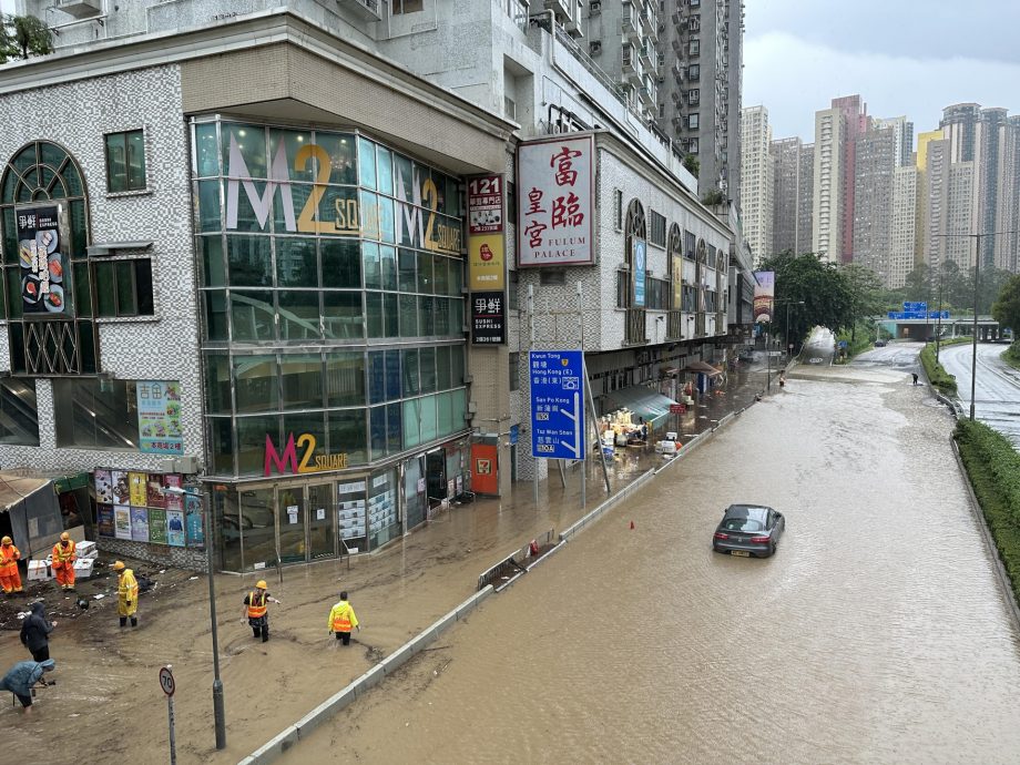 黄大仙龙翔道成泽国 工人到场开渠盖疏导积水