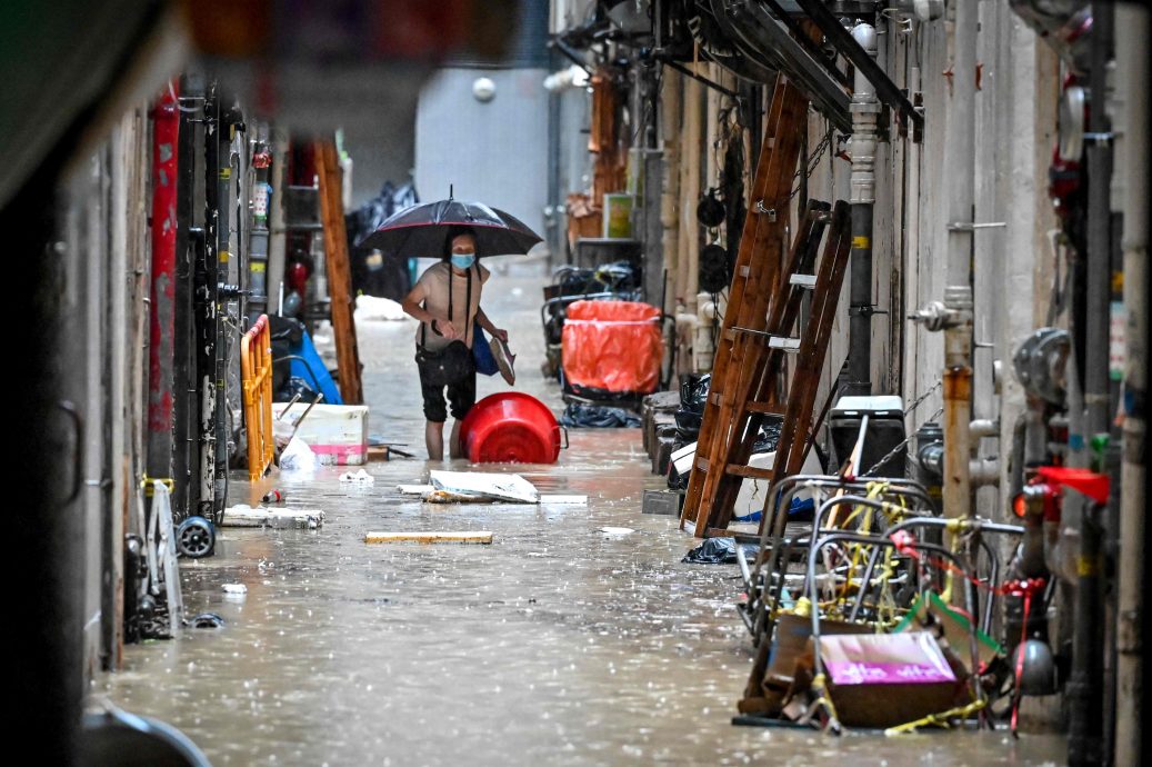 黑色暴雨突袭 香港政府公布全港停课 交易所取消周五上午交易