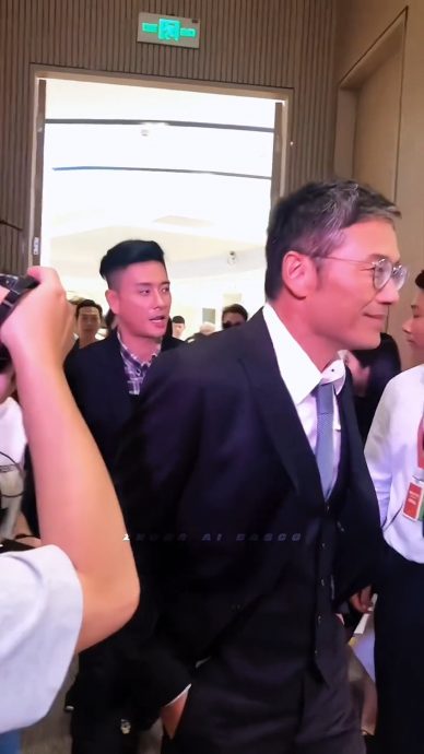 65岁苗侨伟风头强压黄宗泽 戚美珍撞脸汪明荃
