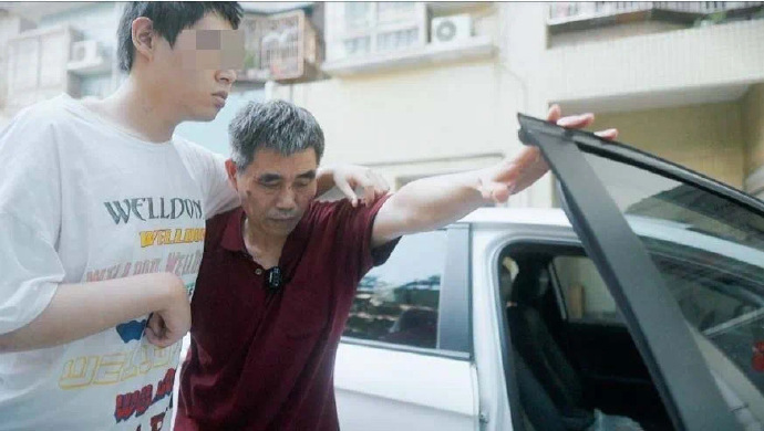 “对不起,他病了” 慈父载脑瘫儿载客 3个月道歉1800次