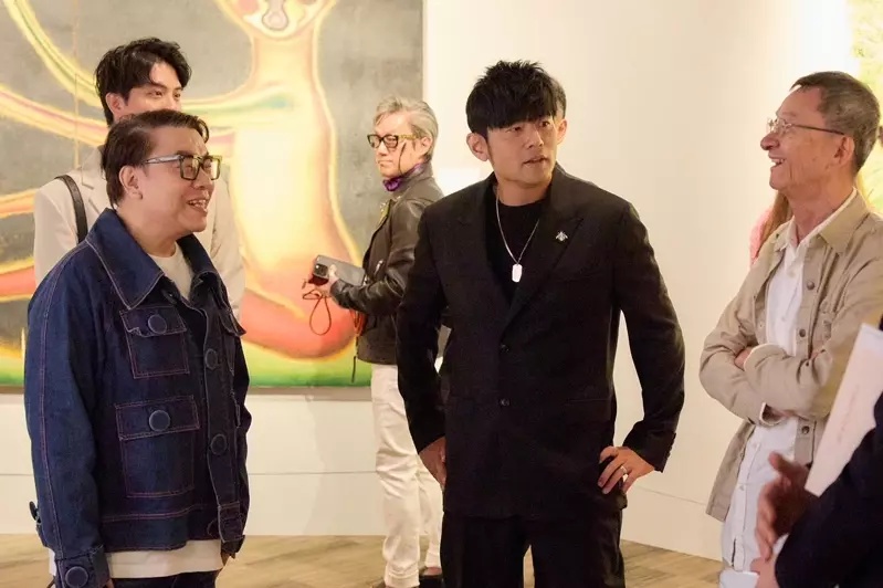 周杰伦昆凌全黑情侣装放闪 办拍卖预展现超强人脉