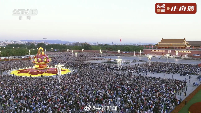 天安门广场举行国庆升旗仪式 逾30万人云集观看