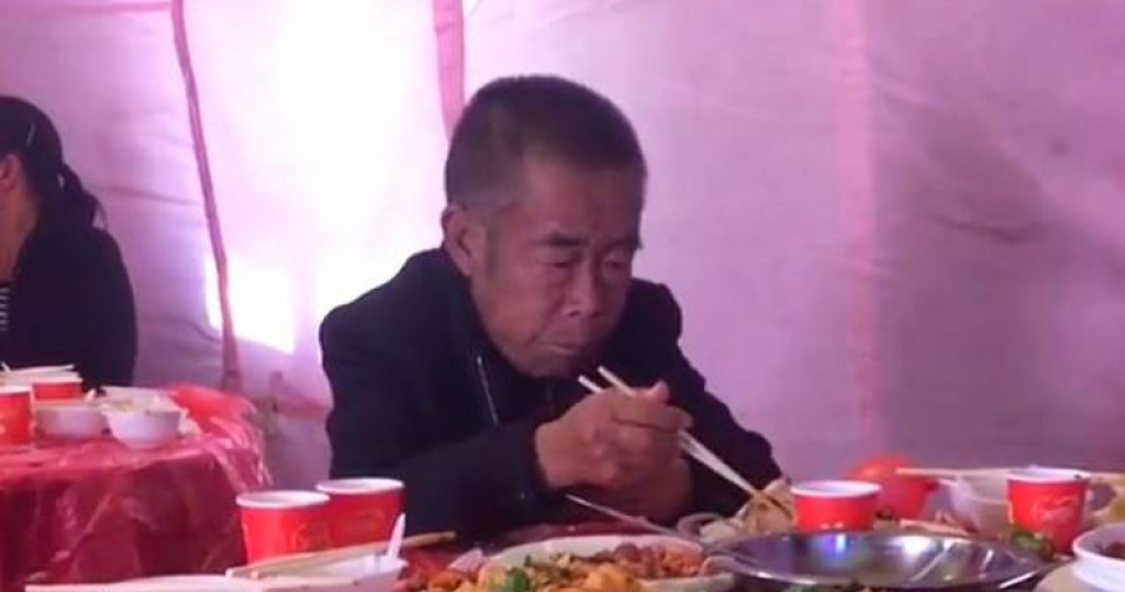 拾荒大叔 外甥喜宴包大红包 却被安排独坐一桌吃剩菜