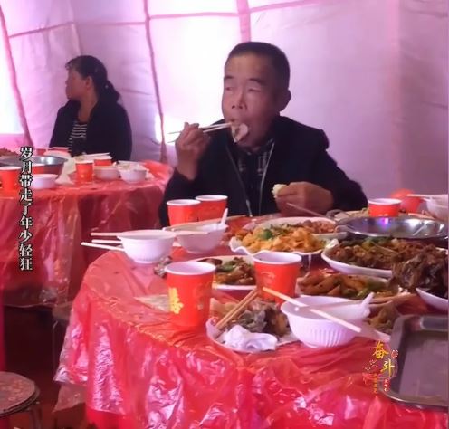 拾荒大叔 外甥喜宴包大红包 却被安排独坐一桌吃剩菜