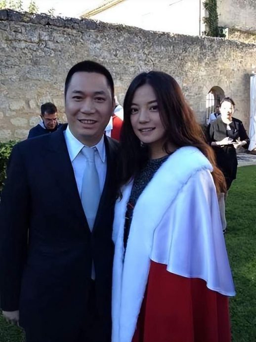 曝黄有龙父亲逝世 赵薇夫妇未露面引热议