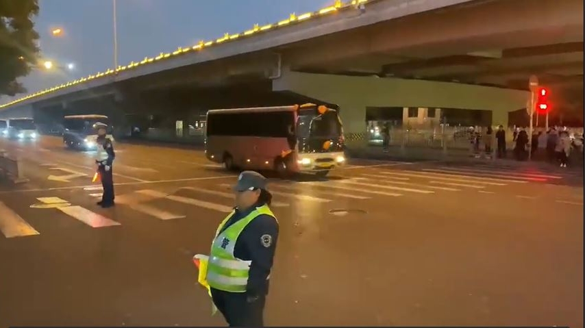 李克强逝世/ 专机空运遗体抵北京 正国级规格送别李克强