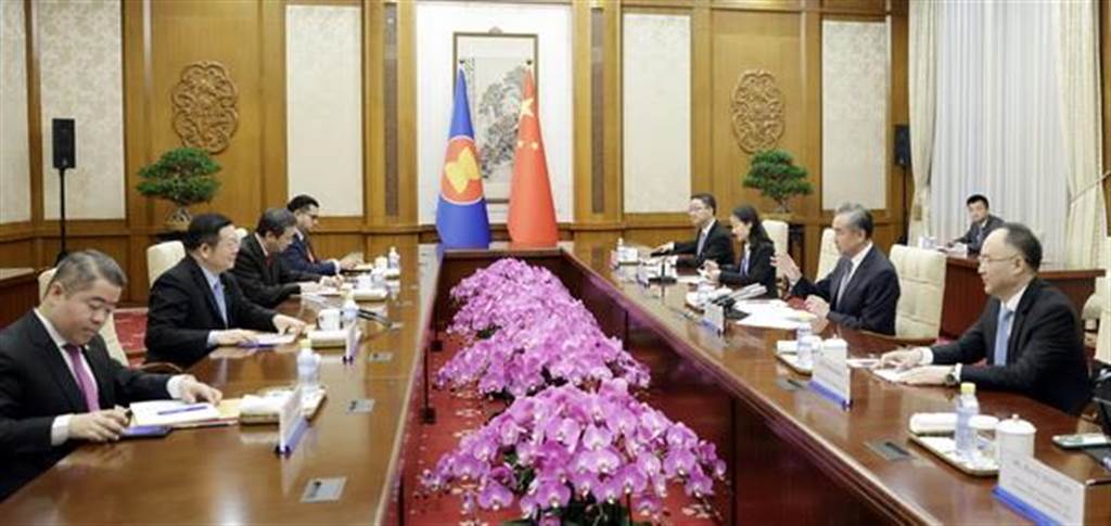 王毅会见东协秘书长:构建更紧密的命运共同体