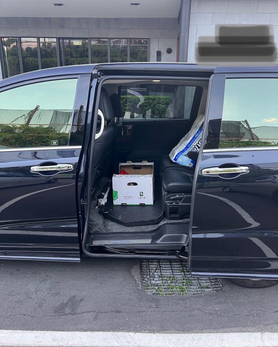 男星停路边忘关车门90分钟 网民:在大马车应该没了