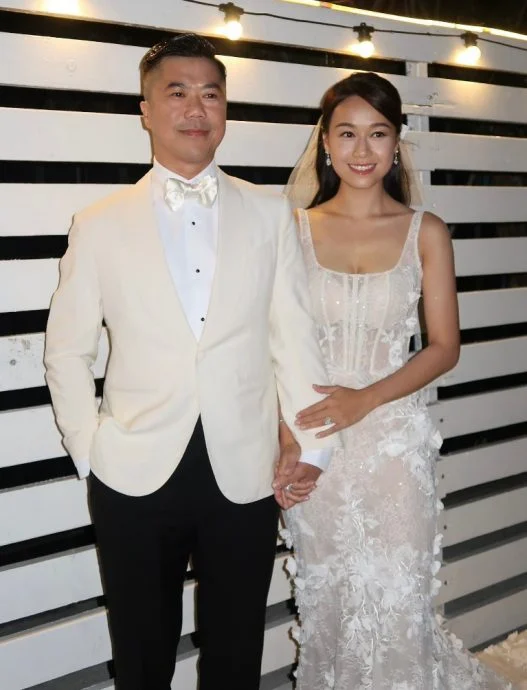 黄心颖低调嫁泥鯭 透视婚纱晒巨型婚戒