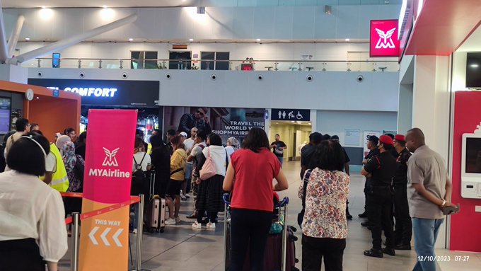 MYAirline机场柜台全空没员工 “一群乘客像傻子般等”