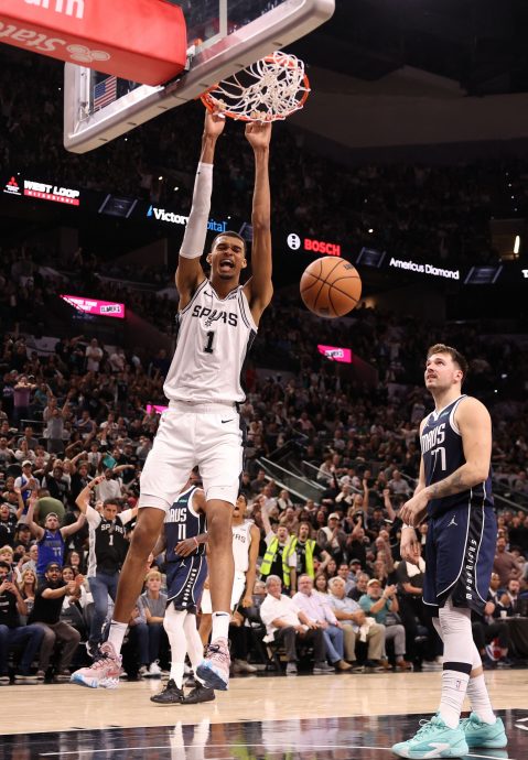 NBA| 文班亚马首秀陷犯规麻烦 东契奇大三元拔“刺”