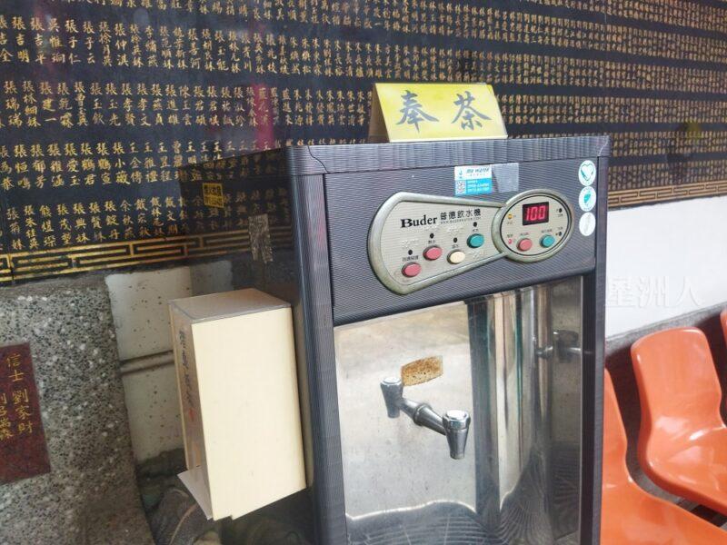 台灣神廟的奉茶,都提供紙杯供人們飲用_1