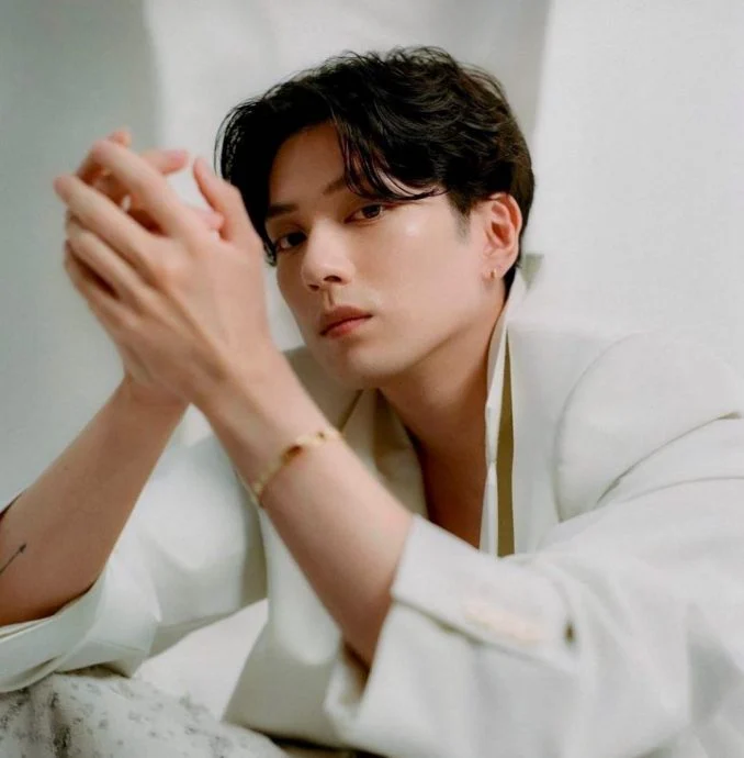新田真剑佑惊传育儿忧郁症 身材发福溜娃照曝光