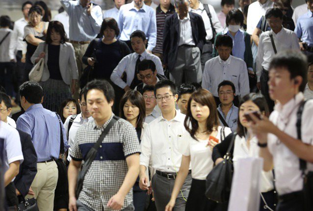 日本男大生体验生理痛 特殊装置通电模拟痛觉