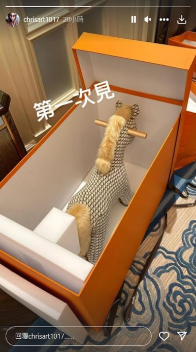 未婚妻秀名牌玩具马 73岁李龙基当爸?