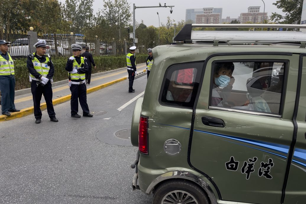 李克强火化 北京市民沿街泪送高喊“总理一路走好”