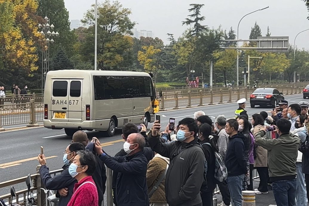 李克强火化 北京市民沿街泪送高喊“总理一路走好”