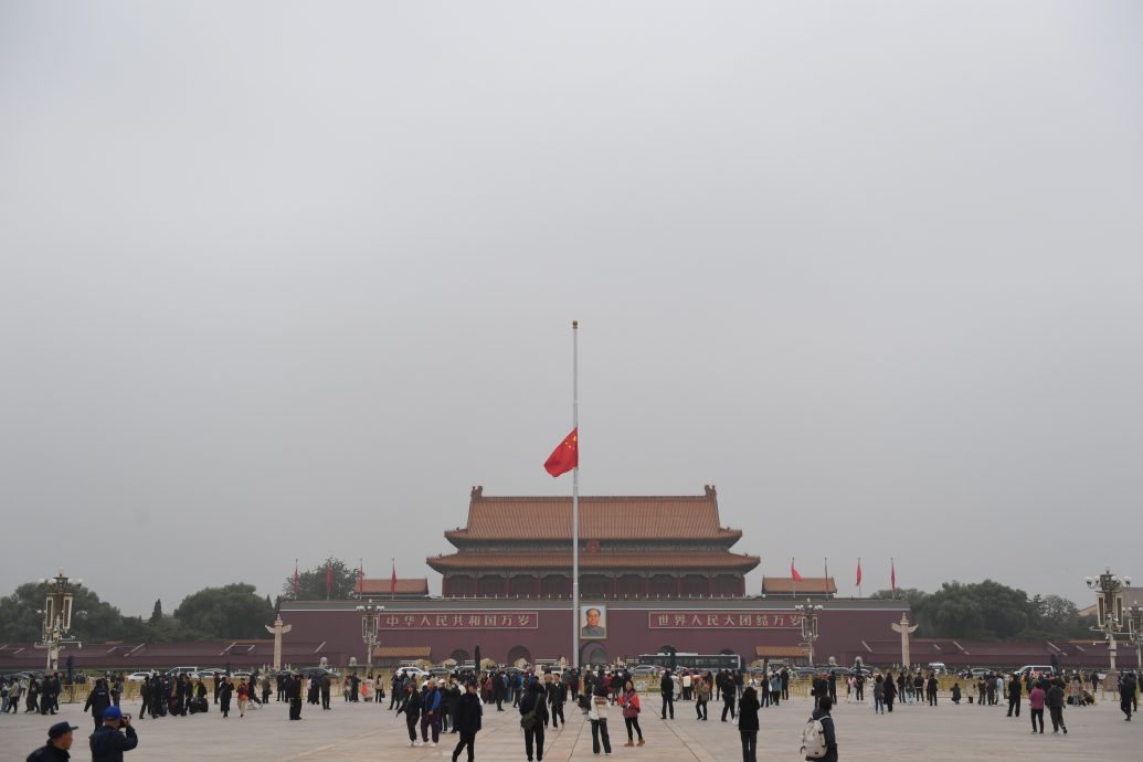 李克强遗体周四火化 民众送别 天安门广场已下半旗志哀