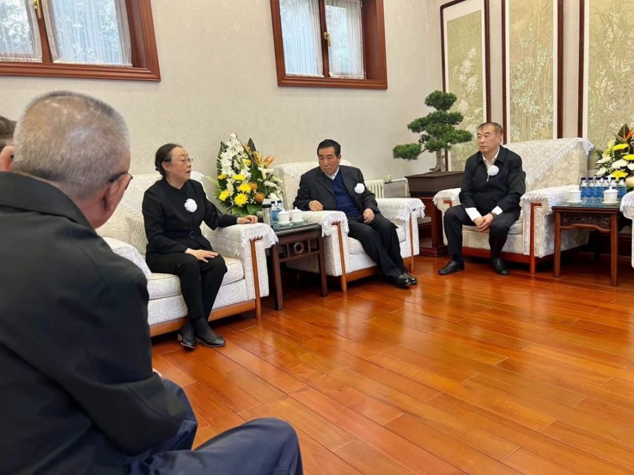 李克强遗体周四火化 民众送别 天安门广场已下半旗志哀