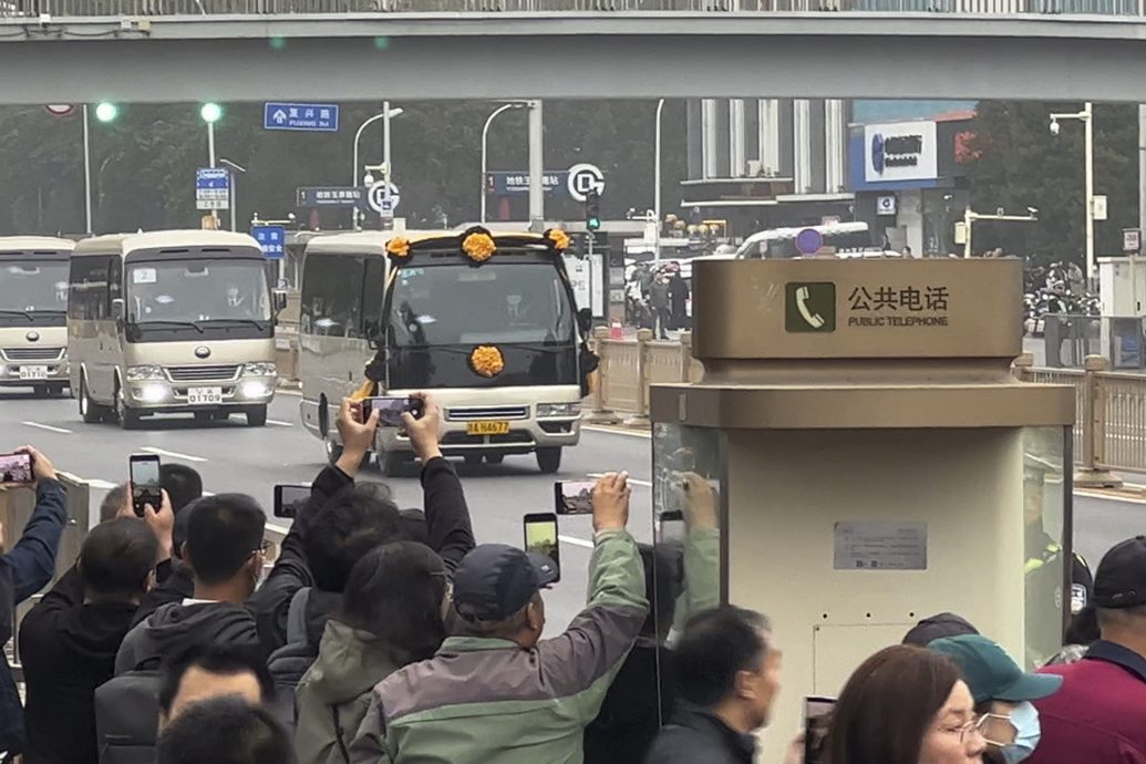 李克强遗体周四火化 民众送别 天安门广场已下半旗志哀