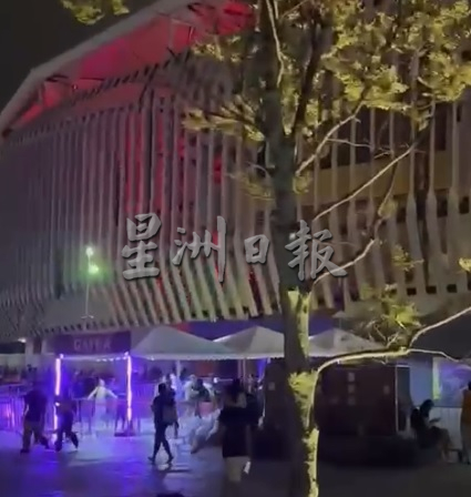独家|“我们坐CAT 8” 歌迷自备椅子咖啡小吃 场外听Coldplay