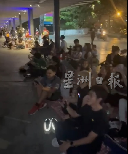 独家|“我们坐CAT 8” 歌迷自备椅子咖啡小吃 场外听Coldplay