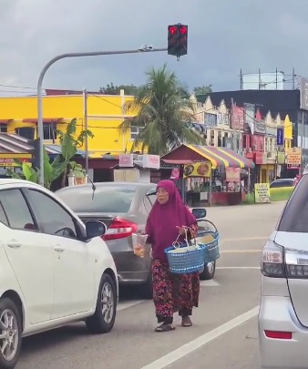 视频|心疼老妇烈日路边卖糕点 “她儿子病了!帮帮她”