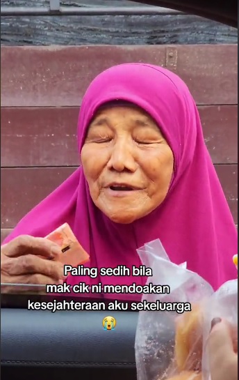 视频|心疼老妇烈日路边卖糕点 “她儿子病了!帮帮她”