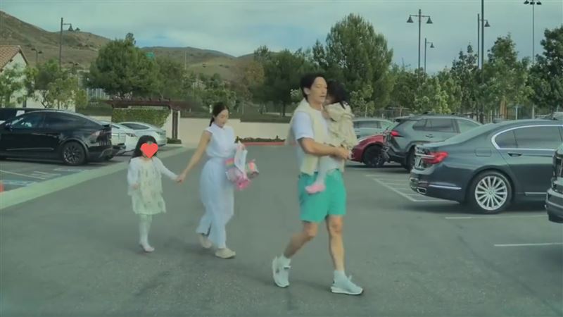 (7)Rain夫妻美国接女儿被捕获 网叹画面好像偶像剧