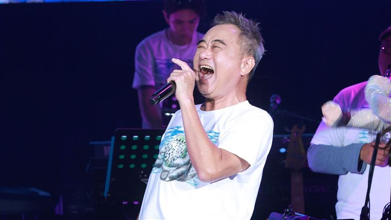65岁陈昇收敬老卡怒开炮 喊话金城武来演唱会玩