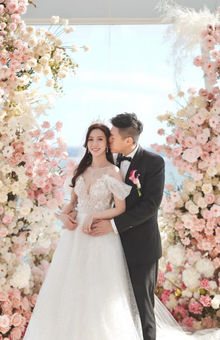 何依婷烟火下浪漫完婚 穿深V婚纱头戴后冠吸睛