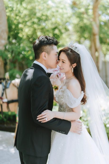 何依婷烟火下浪漫完婚 穿深V婚纱头戴后冠吸睛