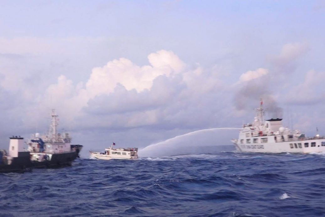 中国海警船与菲律宾补给船在南海发生碰撞