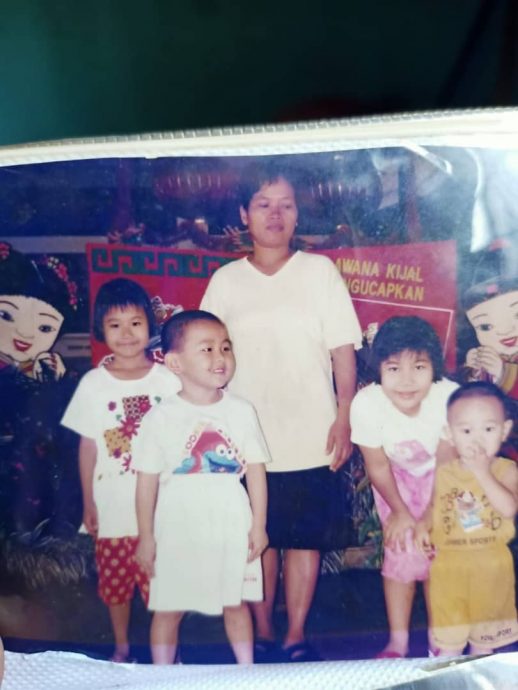 主仆情深28年视如家人 雇主飞印尼祭过世女佣