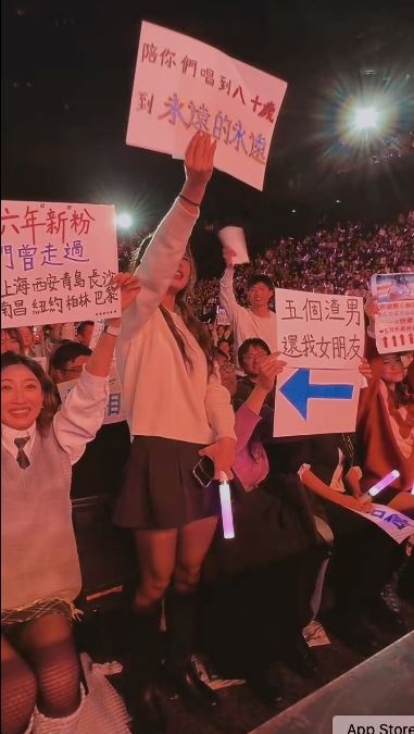五月天直播狠甩假唱疑云 阿信哽咽:这几天被骂惨