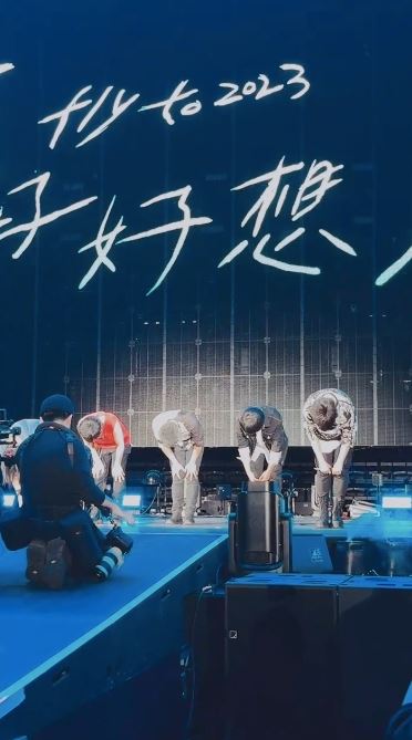 五月天直播狠甩假唱疑云 阿信哽咽:这几天被骂惨