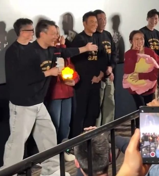 刘德华与粉丝自拍照 滤镜太大惊变人妖样