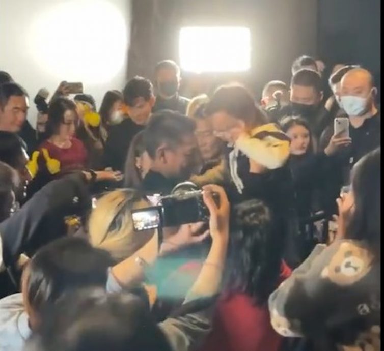 刘德华与粉丝自拍照 滤镜太大惊变人妖样
