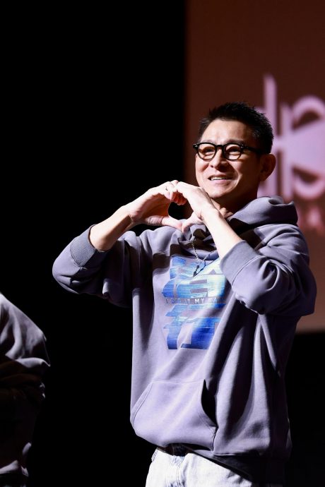 刘德华与粉丝自拍照 滤镜太大惊变人妖样