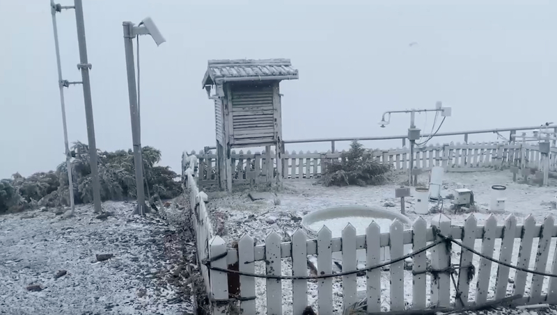 寒流影响 合欢山武岭降冰霰 台大雪山降下首场雪