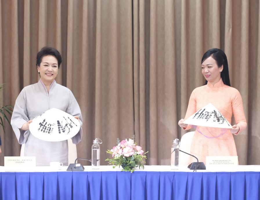 彭丽媛:中越可加强交流 助更多女性改变命运
