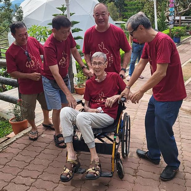 难忘师生情,77岁的李发及75岁梁雅梅教师伉俪,远从最南部的柔佛士古来,跨越逾400公里的距离到彭亨文冬美律谷,只为赴一场师生同学会