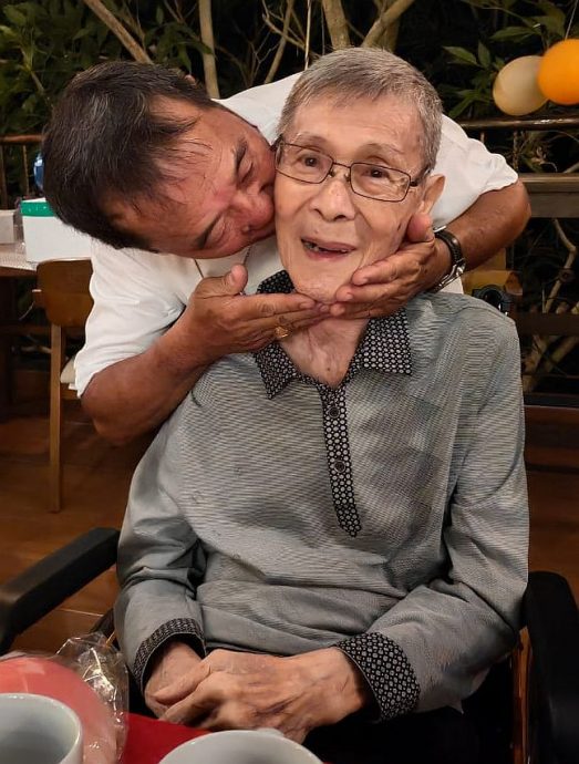难忘师生情,77岁的李发及75岁梁雅梅教师伉俪,远从最南部的柔佛士古来,跨越逾400公里的距离到彭亨文冬美律谷,只为赴一场师生同学会