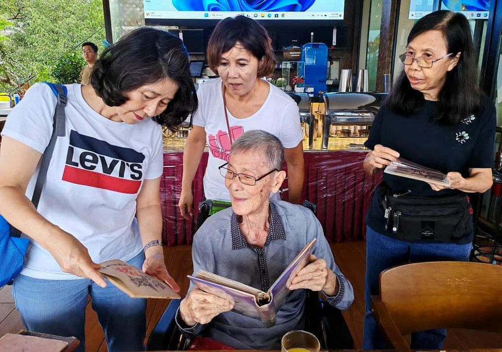 难忘师生情,77岁的李发及75岁梁雅梅教师伉俪,远从最南部的柔佛士古来,跨越逾400公里的距离到彭亨文冬美律谷,只为赴一场师生同学会