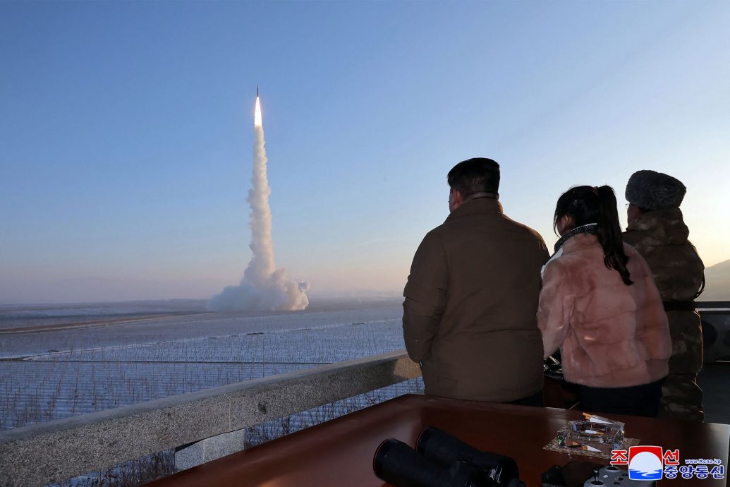 朝鲜证发射火星18型洲际弹道导弹 金正恩:准备好回应美国的错误决定