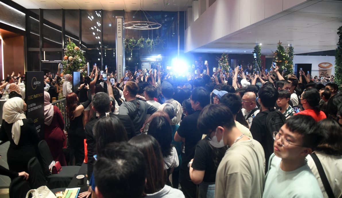 梁朝伟白马王子Look登场 主动握手影迷欢呼燃爆全场