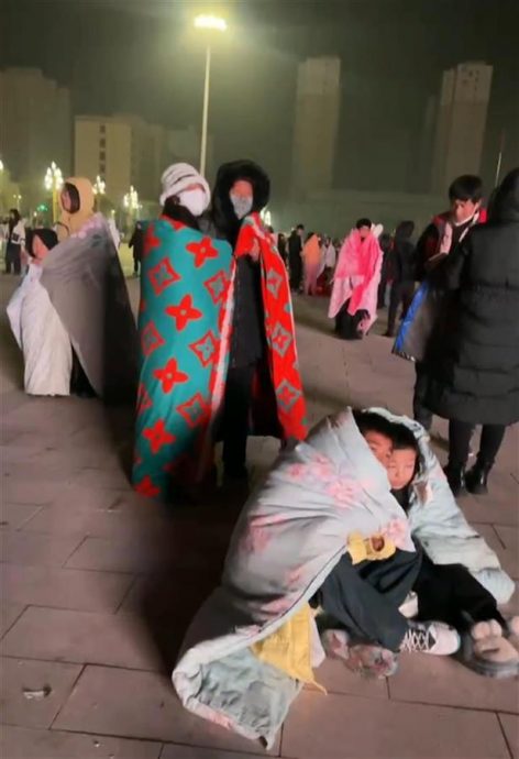 甘肃地震亲历者:一口气跑下16楼,冒着零下12°C严寒找空旷处避险