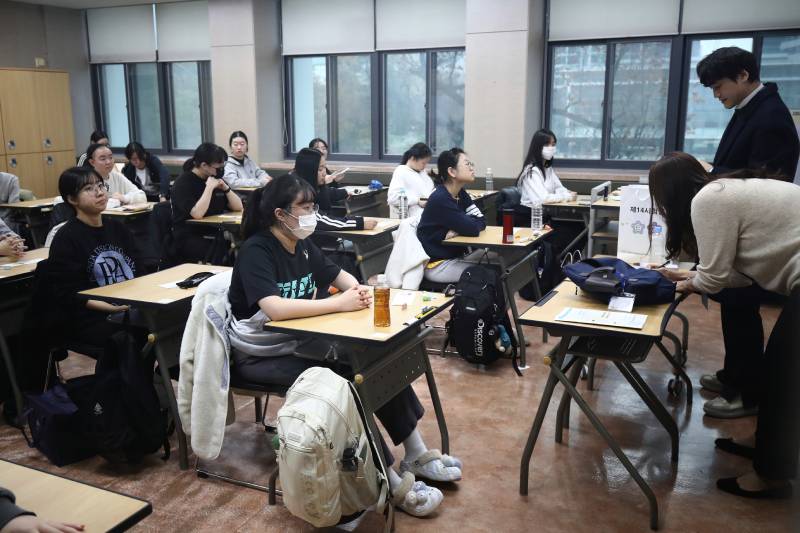 看世界)大学入学试提早90秒收卷 韩考生起诉政府索赔
