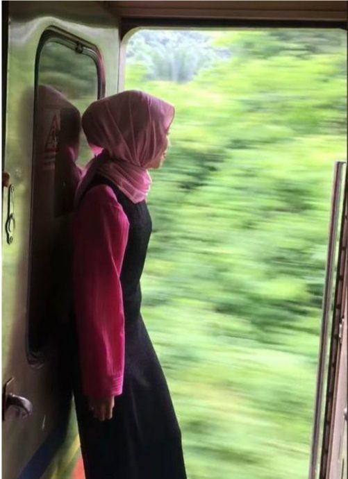 视频|列车高速行驶下开门拍视频挨轰 女子辩称:“一生人冒险一次”