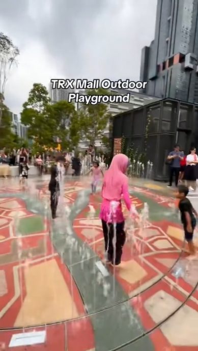 视频|TRX广场户外游乐场玩水引争议 管理方澄清:是允许的